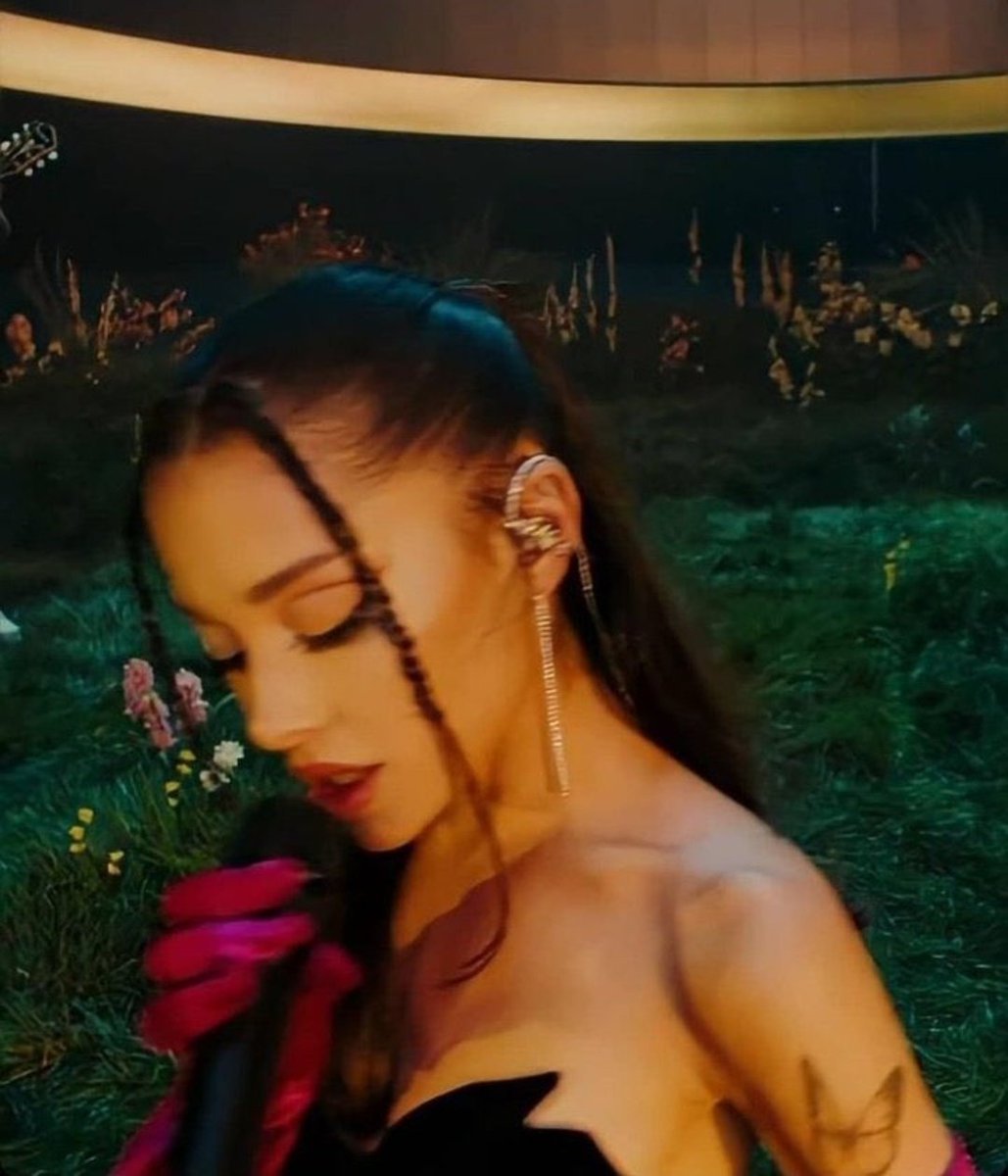 Ariana World HQ ☀️ tweet media