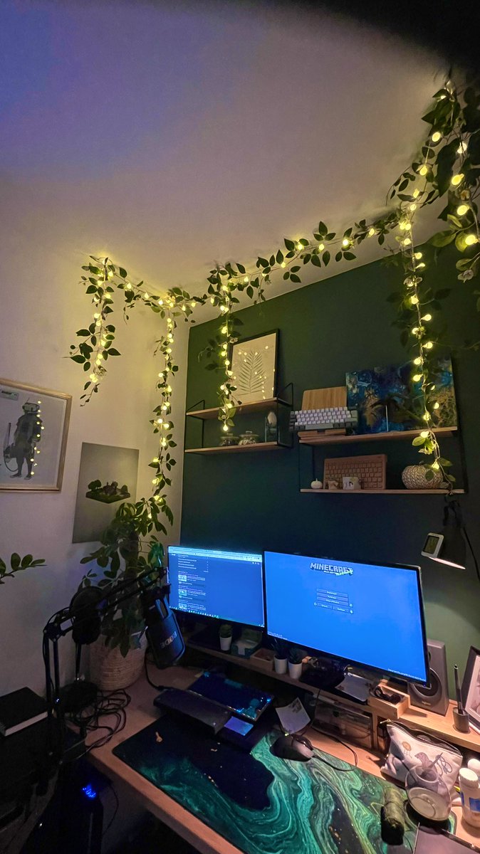 the_N00K1E's tweet photo. Look. Glow berries! #minecraftdecor #minecraftdecoration #minecraft #glowberries #minecrafthome #desk #desksetup https://t.co/hgNklzUUAz