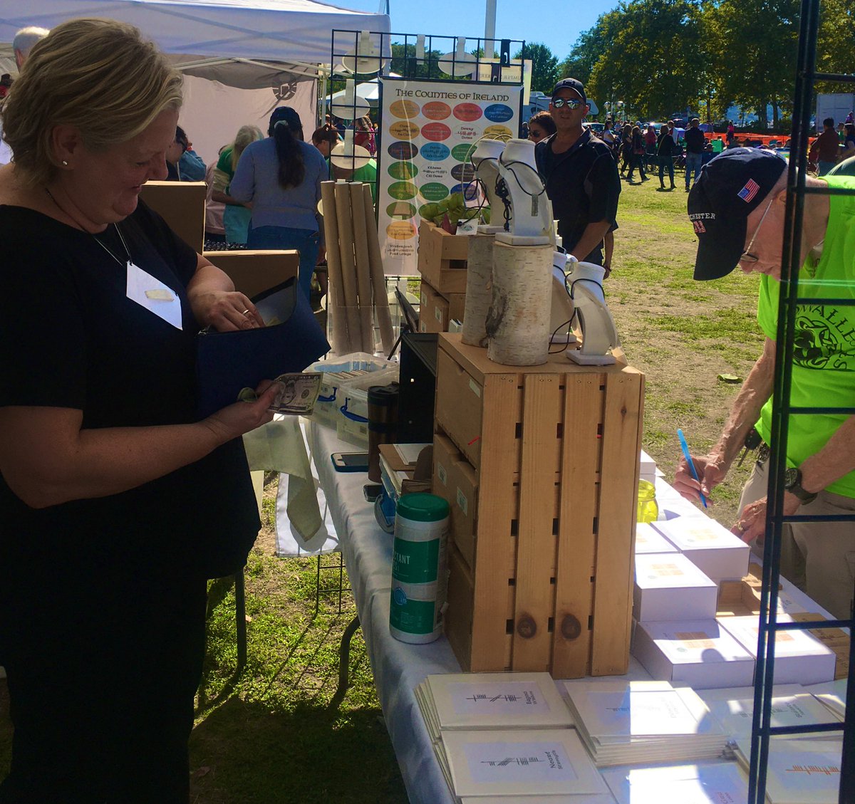 IrishBusinessNY's tweet photo. Great to see @IrishBusinessNY #ExecBoard #Secretary Colleen Conway @OghamArt @ #HudsonValleyIrishFestival in #Peekskill @ Saturday, September 24th 2022 https://t.co/yWUnBfZQhW