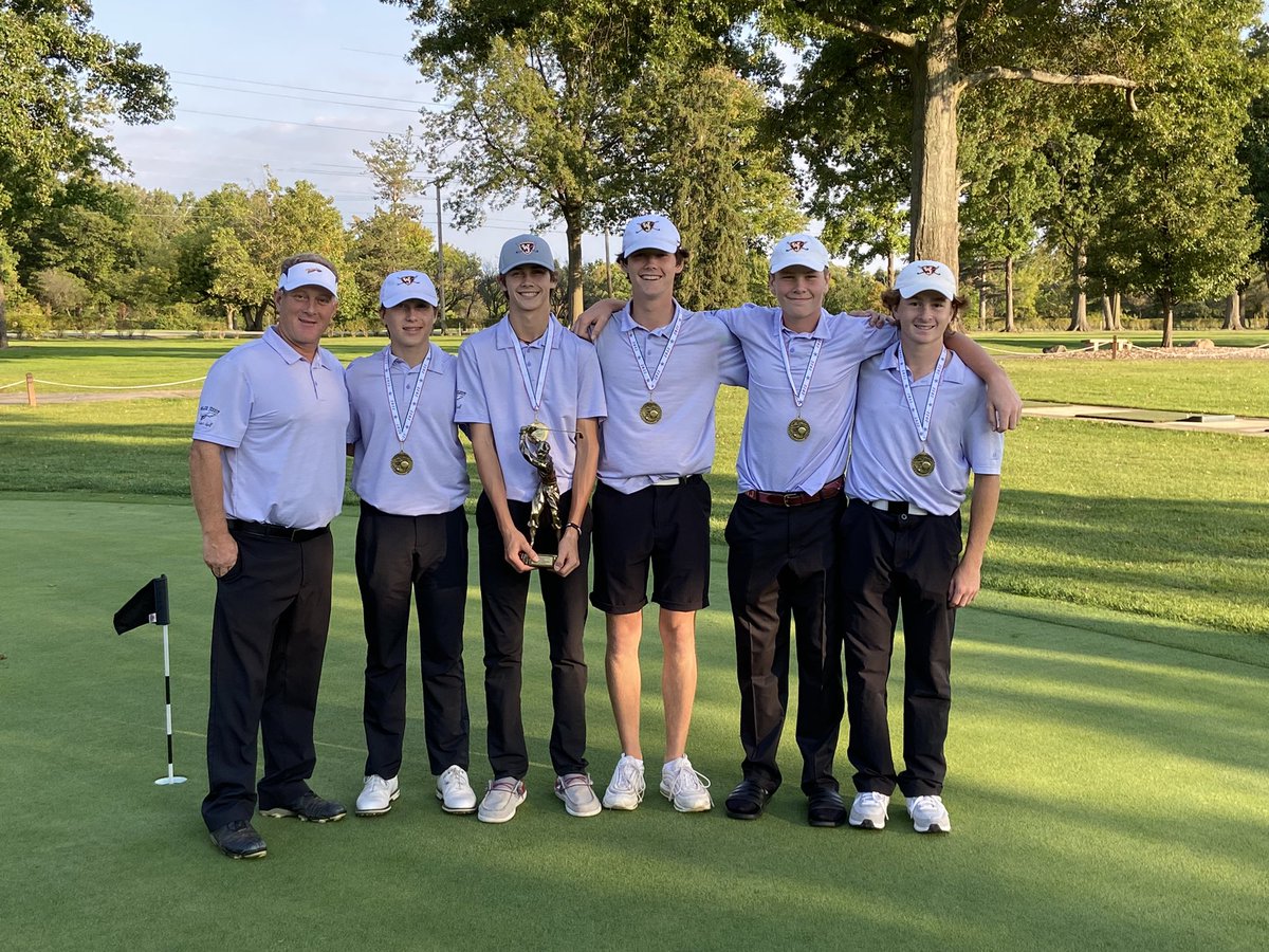 Congrats to Varsity A winning StEd’s Invite at Oberlin CC with a new low 298.🏆🏆🏆🏆🏆 5th win in 2022.
Super Frosh A Spain with a 73 (T3)-new tourney low👀
Weiner continues his good play with also a 73 (T3)👊🔥
Barrett also stays hot with 74🔥
Kropf 78
Voinovich 80