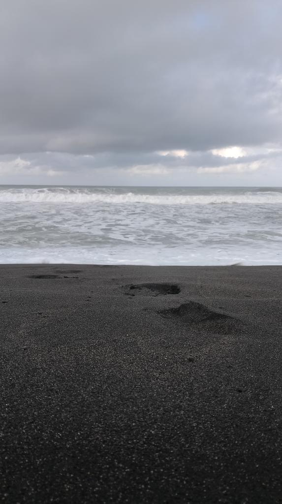 kale_0o's tweet photo. tmen bangke cuma keluar bentar diajak ke pantai scr mendadak cuma bawa uang cash 10k
5k parkir 5k cilok https://t.co/UnwthQxZ9D