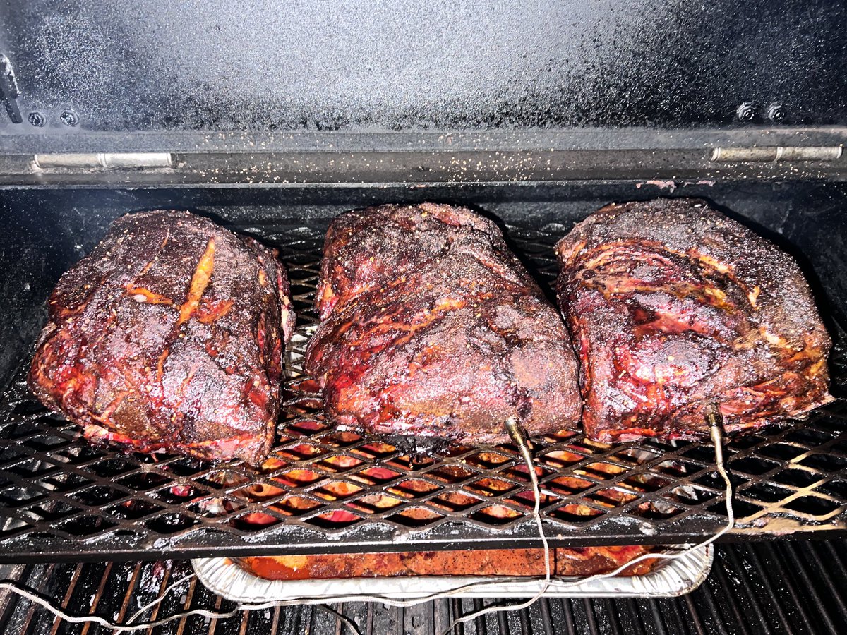 Dsoup6's tweet photo. Tailgate Day…w/Triple Butt’s in the YS640s ⁦@yodersmokers⁩ overnight with MHC ⁦@smokeringpellet⁩ and served up https://t.co/lbz3KH1yvR