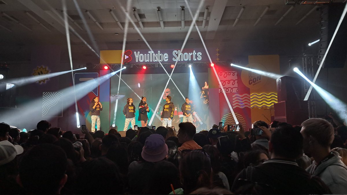 Corran al Youtube Shorts Stage que ya comenzó la presentación de <a href="/karolsevilla/">KAROL SEVILLA</a> ¡Todos a bailar! #VidConMéxico