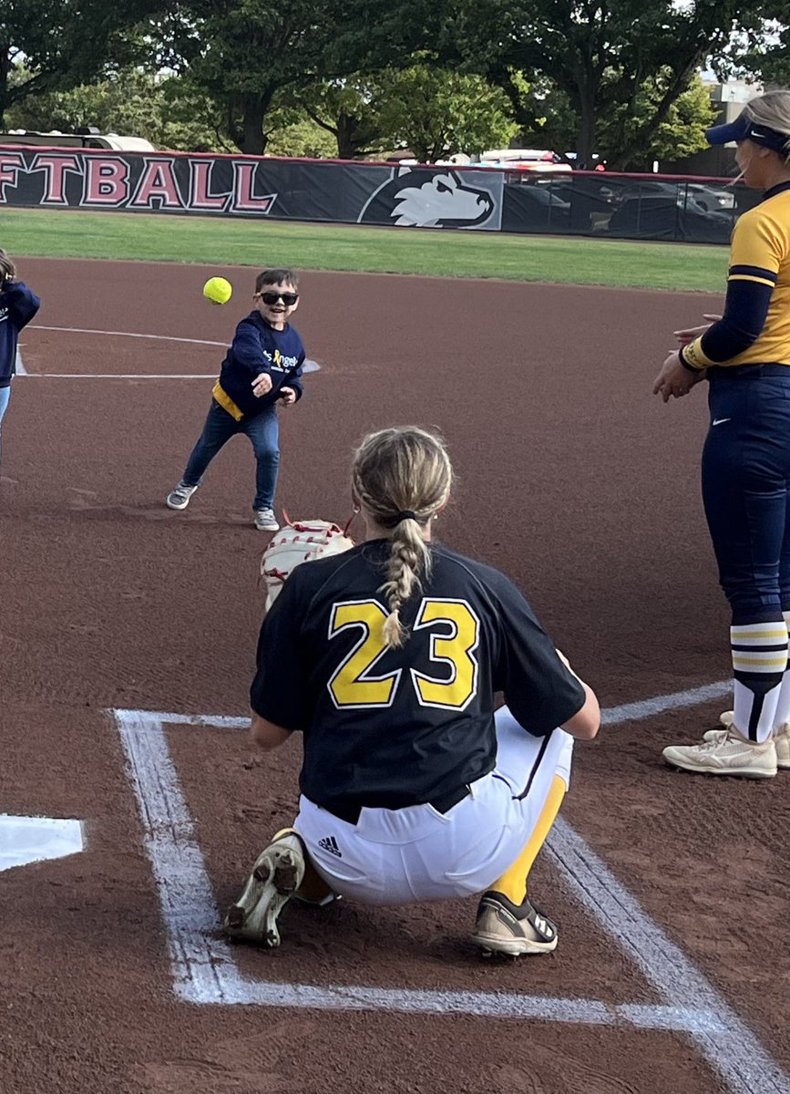 NIUSoftball's tweet photo. Thanks to @RVC_Softball and @RamblersSB for supporting @CalsAngels with us today! Coach T for the win and the HR derby crown 🐾🥎🎗 https://t.co/docGszeUJL