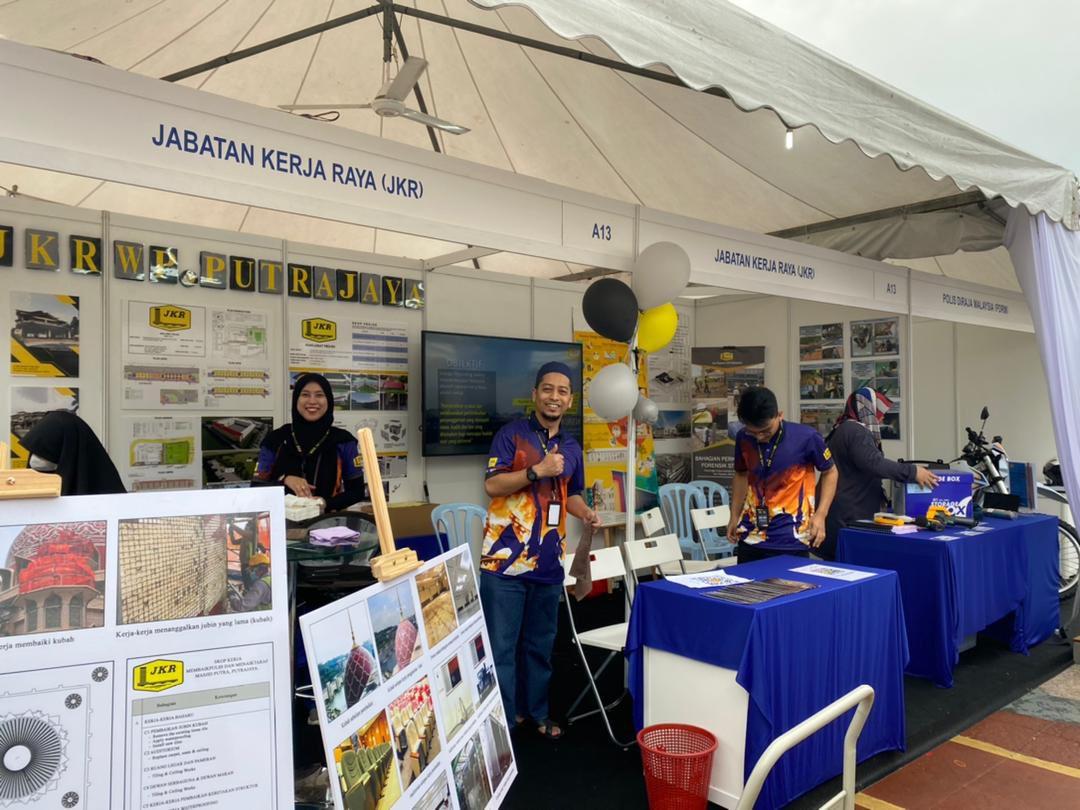 JKRPutrajaya's tweet photo. Karnival Putrajaya 2022
Meh ler kami belanja kopi..fresh brew  ☕️👍🏼 istimewa untuk pengunjung booth kami☺️

A13: Jabatan Kerja Raya (JKR)
#KarnivalPutrajaya2022 

@JKRMalaysia @anita_shafie @RobertAG_JKR @AzawiyahMs https://t.co/97nuMQab04