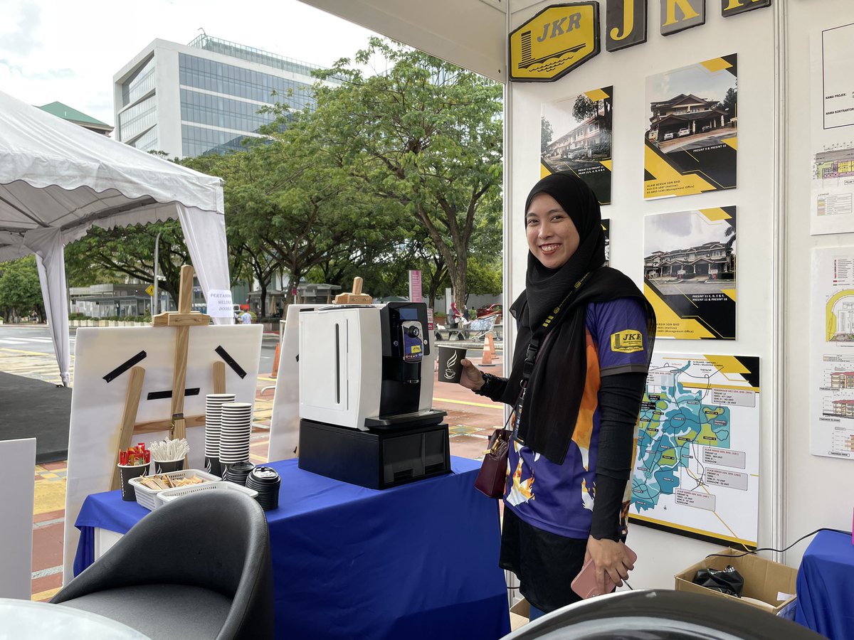 JKRPutrajaya's tweet photo. Karnival Putrajaya 2022
Meh ler kami belanja kopi..fresh brew  ☕️👍🏼 istimewa untuk pengunjung booth kami☺️

A13: Jabatan Kerja Raya (JKR)
#KarnivalPutrajaya2022 

@JKRMalaysia @anita_shafie @RobertAG_JKR @AzawiyahMs https://t.co/97nuMQab04