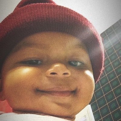Togolize's tweet photo. Des fois je me regarde dans mes rares photos ou je fixe l’objectif et je me dis “je t’aime très fort mon bébé” et je reste là me contempler, dans le but de me réveiller le lendemain encore plus amoureux de moi-même https://t.co/4McY4wAYNV