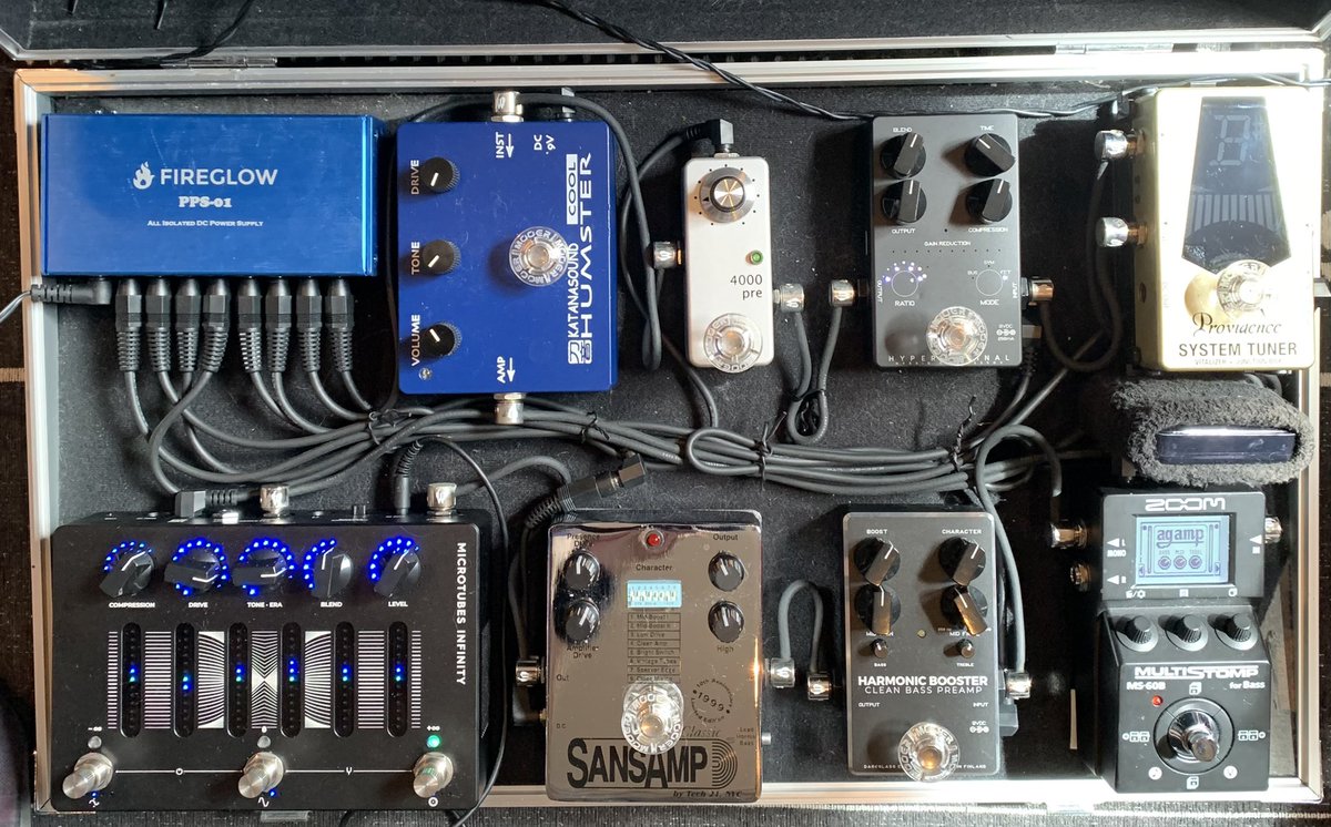 Piroshit3840's tweet photo. 久しぶりにボード組替え。Ampeg SCR-DIからDarkglass Microtubes Infinityに変更、その他4000preやSansamp Classicやら入れてみました。
 #エフェクターボード2022秋 https://t.co/WhwzFjQvDA