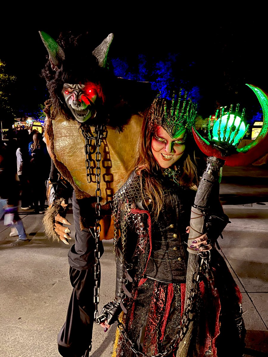DorneyParkPR's tweet photo. 🐺 + 👸 = ❤️ https://t.co/jVSJDSG5Ca