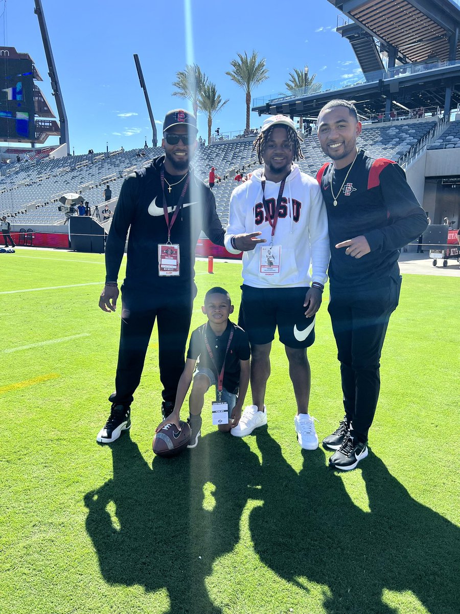 Great <a href="/AztecFB/">San Diego State Football</a> WIN 🔥🔥

The Hospitality was CRAZY and enjoyed soaking up game From <a href="/Pumphrey6K/">Donnel Pumphrey Jr.</a> 

The <a href="/TheShowSDSU/">The Show</a> is live also! Who joining me NEXT me year 🔥🗣️🗣️

Also nice to see my guys @CoachCooperSDSU <a href="/CSMITHSDSU/">Craig Smith</a> <a href="/NEmbernate/">Nik Embernate</a> <a href="/CoachHortonSDSU/">Coach Jeff Horton</a> <a href="/CoachZampese/">Anthony Zampese</a> <a href="/JeffHecklinski/">Jeff Hecklinski</a>
