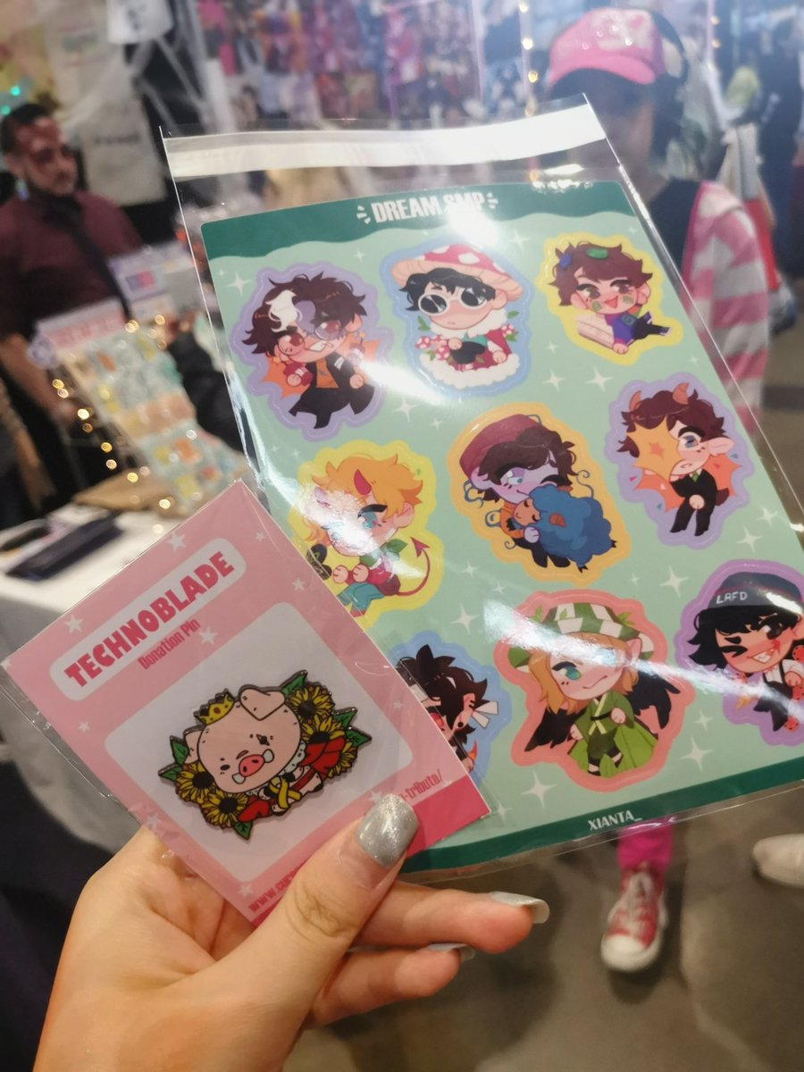 Bought <a href="/xianta_/">Xia🎗🕯</a> Xianta's amazing merch on Sydney comicon~!!! Hopefully I can get to see her bbh merch in the future☺️☺️