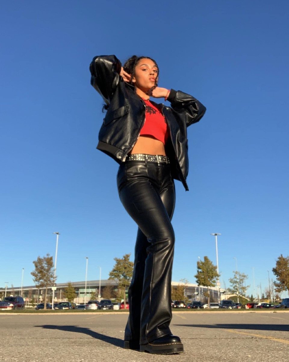 Selena Zuri tweet media