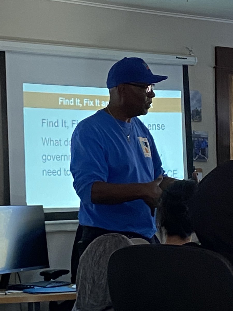 FN_JConyers's tweet photo. After the #CleanCrew finished their piece, Mr Davis stepped forward to give words to our #RBACVolunteers and our new #RBACStaff. Then he brought this #RBACVolunteerTraining session to an end. #SetTheRecordStraight #RBACVT #RBACOffice #RainierBeach https://t.co/UBXVn3PXoW