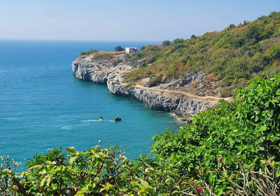 RandomAsia's tweet photo. Let's go to small island near Bangkok >>>Koh Si Chang ✨🚘🌊🌴✌️🌅📷🍃One day only 809 Baht

More details: https://t.co/9QH5aWztCh

#randomtravelasia #thailand #chonburi #Kohsichang #bikini #friends #beach #pattayabeach #พัทยา https://t.co/ArhO4FehJp