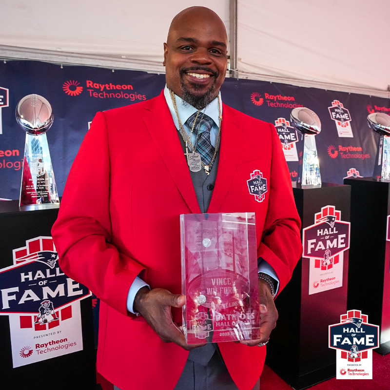 Patriots's tweet photo. Forever in the Foxboro family.

Best 📸s from @TheHall’s induction ceremony: https://t.co/G2BE91Wzje