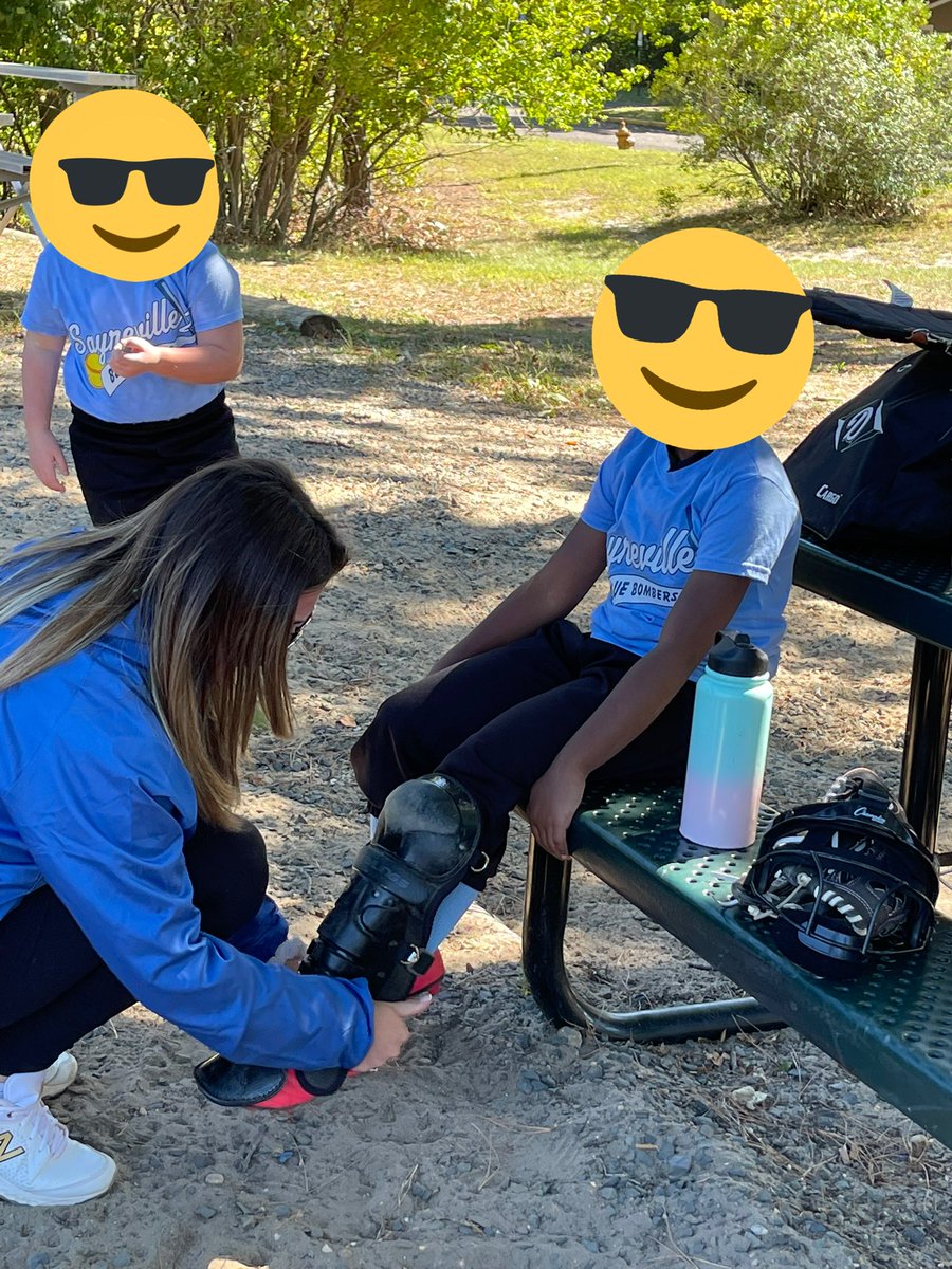 RoseJoseph2025's tweet photo. Volunteering with the Jr Bombers Softball team! #CoachRose #Catcher #GoBlueBombers  #Softball #FastPitch #travelSoftball https://t.co/zd6dfukcLF