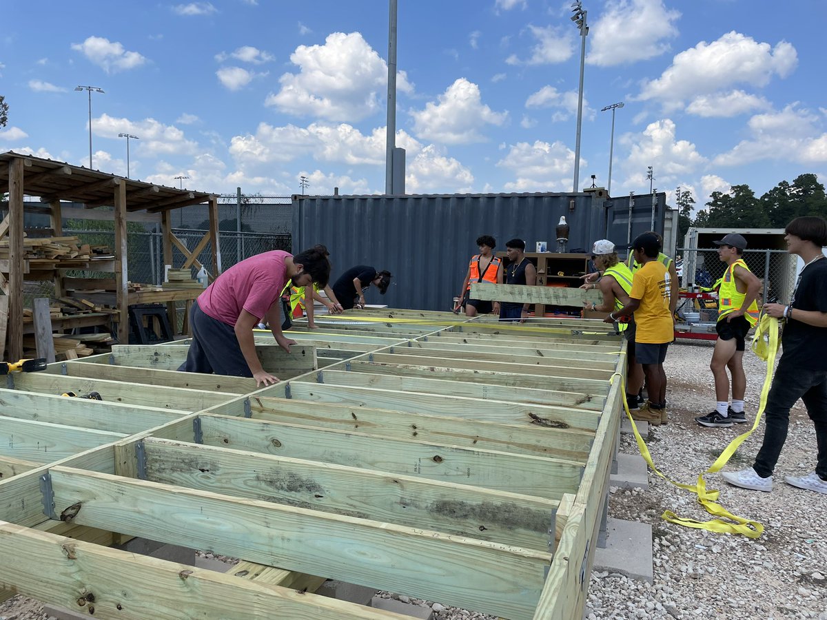 Students Helping Veterans: Big Heroes, Tiny Homes tweet media