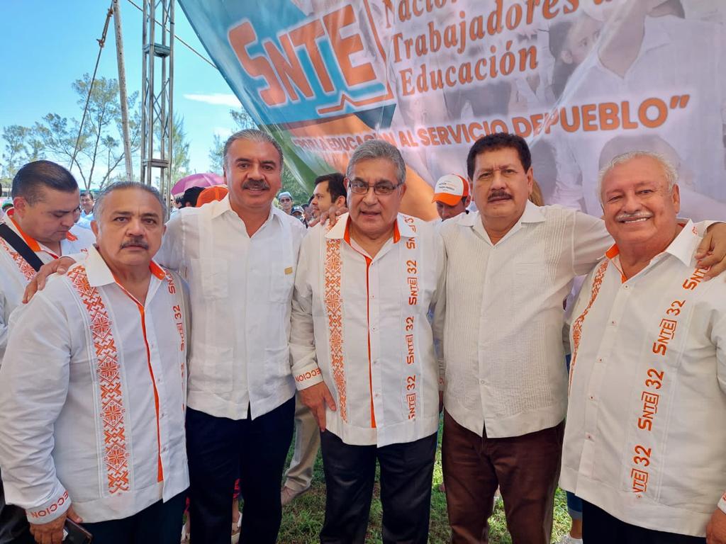 MendivilZazueta's tweet photo. El Mtro Alfonso Cepeda Salas líder Nac del SNTE, presidió la ceremonia por el 26o. Aniv.del equipo político de la emblemática Secc 32, que dirige el Mtro Daniel Covarrubias L y coordina el Mtro Juan Nicolas Callejas R. Felicidades https://t.co/G5QFpjFVzP