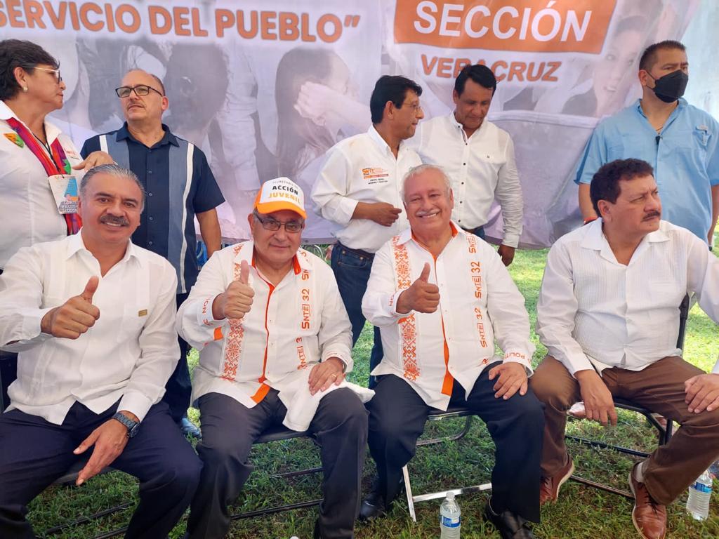 MendivilZazueta's tweet photo. El Mtro Alfonso Cepeda Salas líder Nac del SNTE, presidió la ceremonia por el 26o. Aniv.del equipo político de la emblemática Secc 32, que dirige el Mtro Daniel Covarrubias L y coordina el Mtro Juan Nicolas Callejas R. Felicidades https://t.co/G5QFpjFVzP