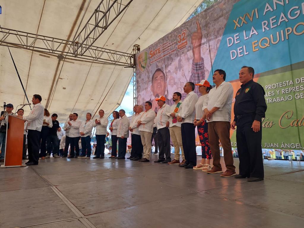 MendivilZazueta's tweet photo. El Mtro Alfonso Cepeda Salas líder Nac del SNTE, presidió la ceremonia por el 26o. Aniv.del equipo político de la emblemática Secc 32, que dirige el Mtro Daniel Covarrubias L y coordina el Mtro Juan Nicolas Callejas R. Felicidades https://t.co/G5QFpjFVzP