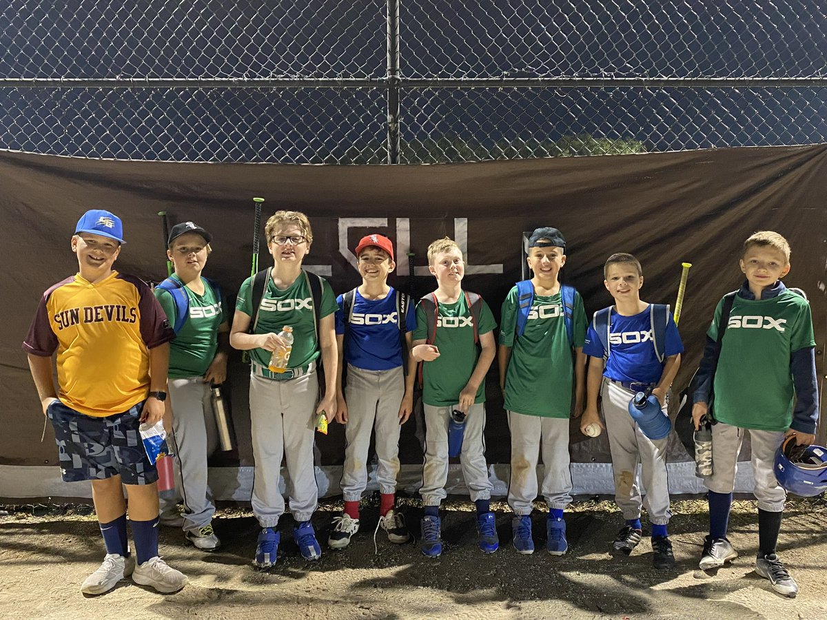 LaGLittleLeague's tweet image. Let’s hear it for our 5th and 6th grade fall ballers!  What a gorgeous nite for some baseball! 💙💛⚾️

Thank you to parent Sarah Rice for fun this photo. #lgll #littleleague #lgllbaseball #lgllfallball #fallball