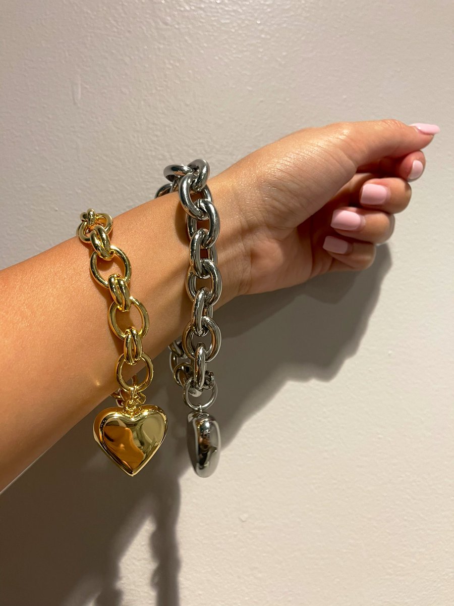 ROSIER_Jewelry's tweet photo. 18K Gold Plated Heart Charm Bracelet🧡   - 18k Plated Gold Stainless Steel
- Big Heart Charm - Smile Face Charm - Chunky Cable Link  - Thick Chain - Waterproof

🛍SHOP NOW
https://t.co/OYZlZtdRNo

#bracelet  #goldbracelet #GoldJewelry #18kgold #ブレスレット #ゴールドアクセ https://t.co/gSW4QNYU7T