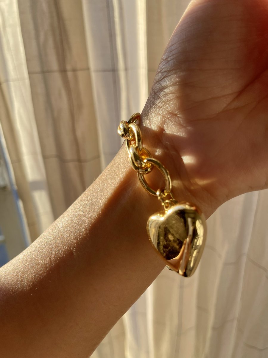 ROSIER_Jewelry's tweet photo. 18K Gold Plated Heart Charm Bracelet🧡   - 18k Plated Gold Stainless Steel
- Big Heart Charm - Smile Face Charm - Chunky Cable Link  - Thick Chain - Waterproof

🛍SHOP NOW
https://t.co/OYZlZtdRNo

#bracelet  #goldbracelet #GoldJewelry #18kgold #ブレスレット #ゴールドアクセ https://t.co/gSW4QNYU7T