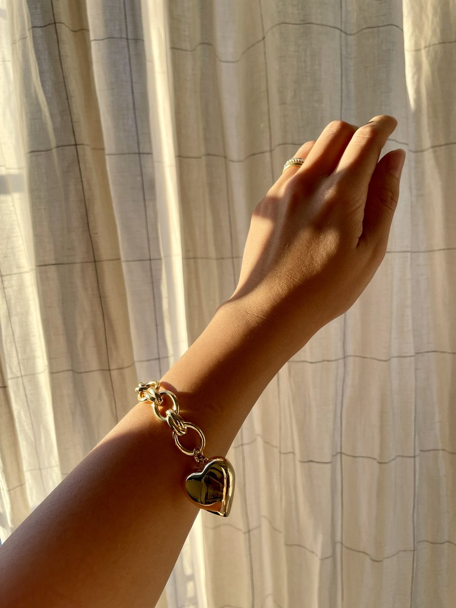 ROSIER_Jewelry's tweet photo. 18K Gold Plated Heart Charm Bracelet🧡   - 18k Plated Gold Stainless Steel
- Big Heart Charm - Smile Face Charm - Chunky Cable Link  - Thick Chain - Waterproof

🛍SHOP NOW
https://t.co/OYZlZtdRNo

#bracelet  #goldbracelet #GoldJewelry #18kgold #ブレスレット #ゴールドアクセ https://t.co/gSW4QNYU7T