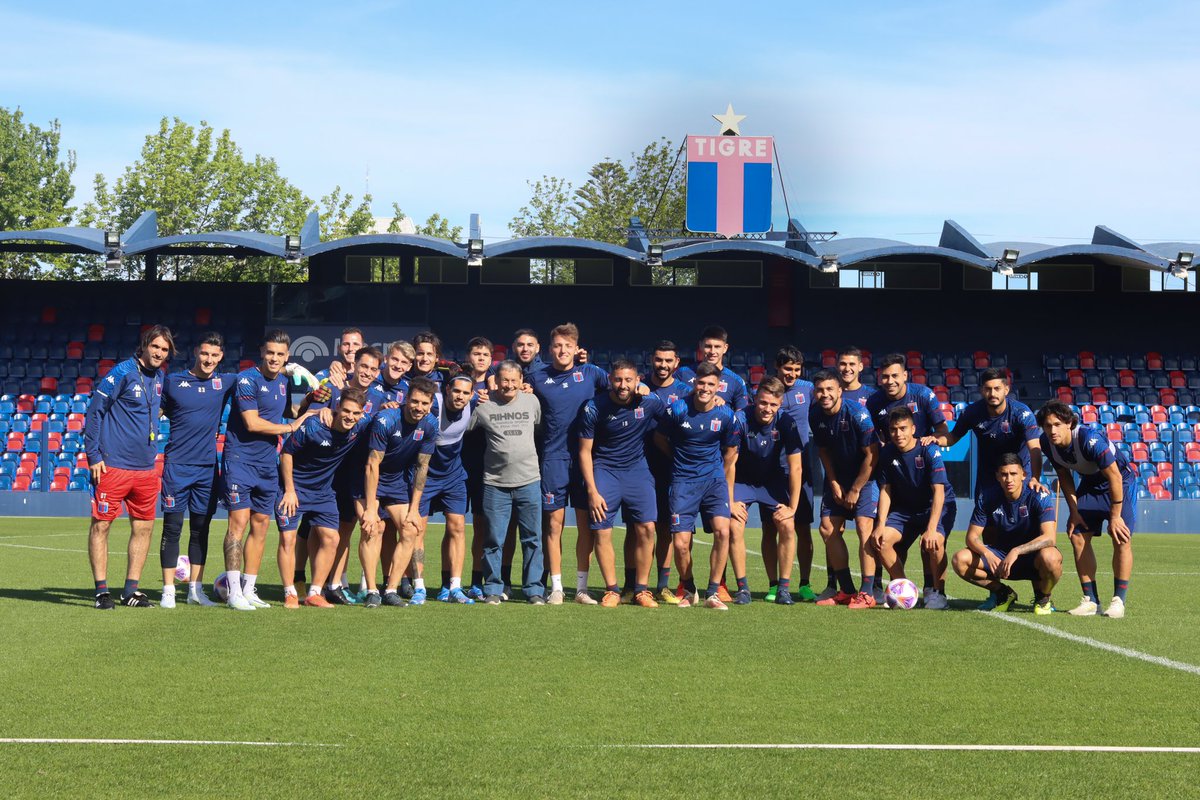catigreoficial's tweet photo. ¡Hola, goleador! 👋   Edgardo Paruzzo pasó por el entrenamiento y charló con el plantel y el cuerpo técnico del Matador.

⚽️ El histórico delantero es el 3er máximo artillero de la institución con 105 goles, sólo por debajo de Juan Marvezy y de Carlos Luna. https://t.co/CR1ZEmwFpK