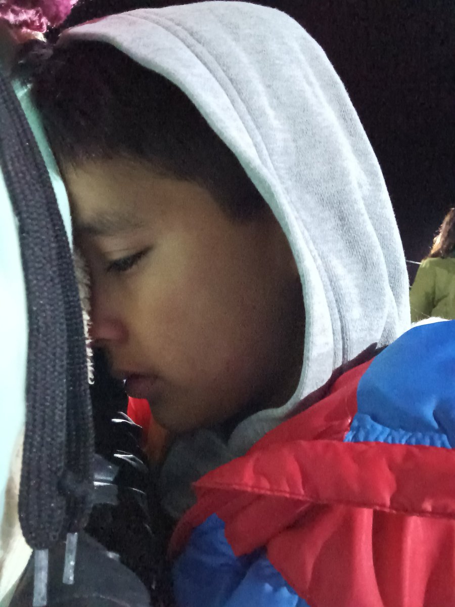 petikaa's tweet photo. La emocion que siente mi pequeño cuando te escucha es unica @yhosva_ok 
Asi paso parte el show anoche,super emocinado y feliz de verte🥰 https://t.co/a5y3h8uH4v