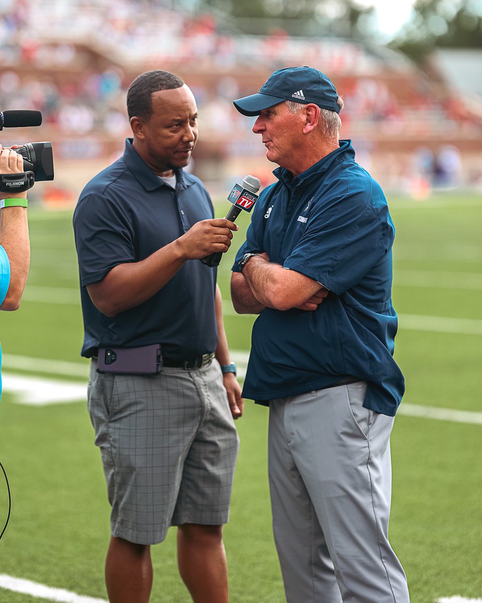 capturingreali2's tweet photo. We talk every game on the sidelines about so many topics but I make sure to get a shot @CBS6SportsSean in action ✊🏾 https://t.co/rWtflyklBK