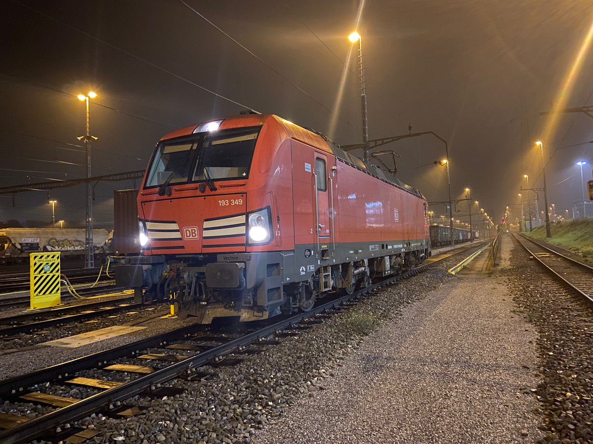 TWeinlein's tweet photo. Guten Morgen aus #BRBF ✌️
Zurück aus dem Urlaub geht es direkt nach bella 🇮🇹 in die #DO Übernachtung 🙈
#Tonerde kommt etwas verspätet und braucht dann auch gleich noch einen Lokwechsel - geht ja gut los 😅
Einen schönen Sonntag wünsche ich 🙋
#Cargo #Lokführer #Vectron https://t.co/nW0xd8nE43