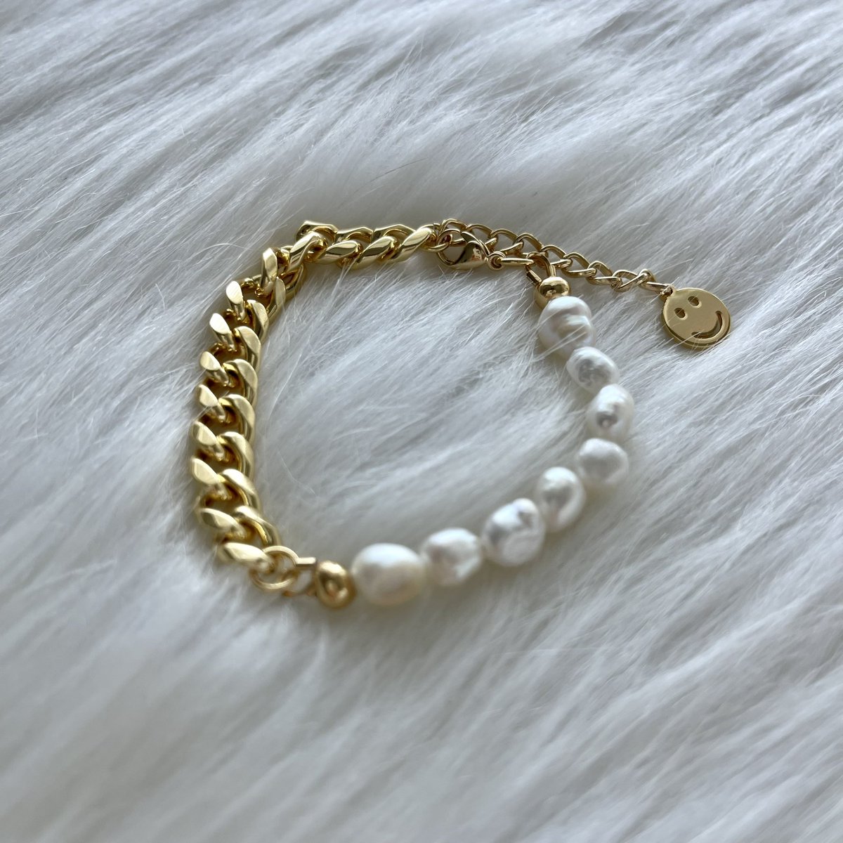 ROSIER_Jewelry's tweet photo. 18K Gold Plated × Pearl Bracelet    - 18k Plated Gold Stainless Steel - Smile Face Charm - Fresh Water Pearl  - Curb Chain  - Waterproof 

🛍SHOP NOW
https://t.co/AuM2Oi1MUo

#bracelet #goldbracelet #stonebracelet #goldjewelry #pearlbracelet #18kgold #ゴールドアクセ https://t.co/Se11jSmGg7
