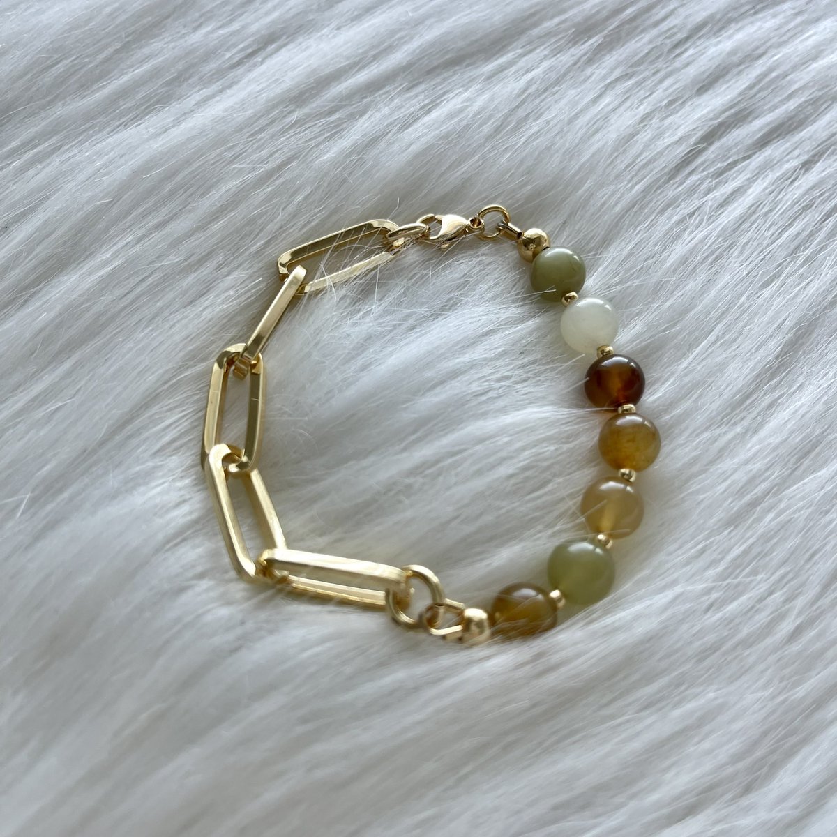 ROSIER_Jewelry's tweet photo. 18K Gold Plated × Stone Beads Bracelet   - 18k Plated Gold Stainless Steel - Smile Face Charm - Stone  - Paperclip Chain

🛍SHOP NOW
https://t.co/Rb7qYc3qjO

#bracelet #goldbracelet #stonebracelet #goldjewelry #18kgold #ゴールドアクセ #ジュエリー https://t.co/4g9c5LhuBq