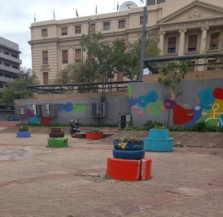 malena_py's tweet photo. Lo que hace Nenecho por Asunción vs. Lo que hace el dueño de Bazzar por Asunción 🤦🏻‍♀️ https://t.co/lYfoORE085