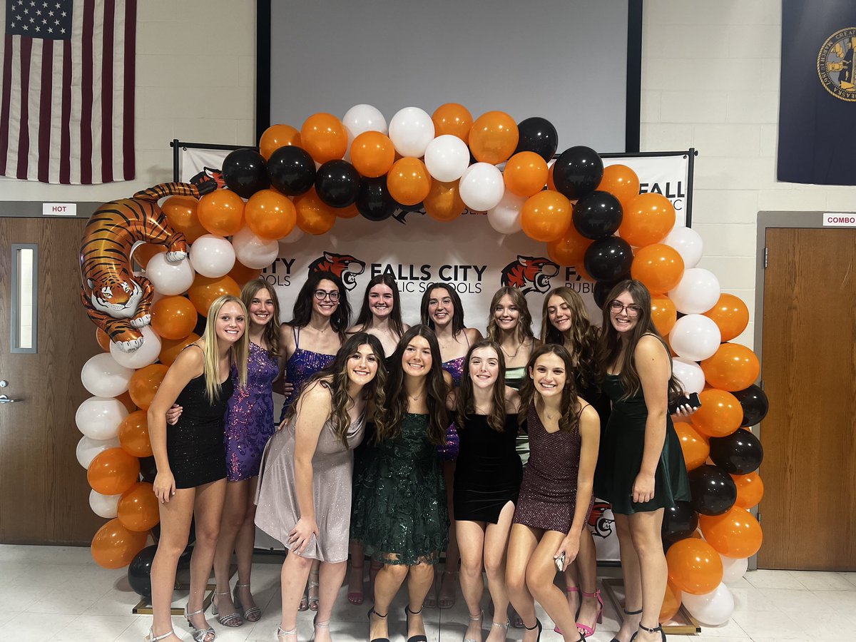 fctigersvb's tweet photo. 7 varsity games this week, 4-3 on the week and we end it with a homecoming queen and 13 beautiful girls! 😍😍 #beautyandbeasts https://t.co/rq2JpFnxZ2