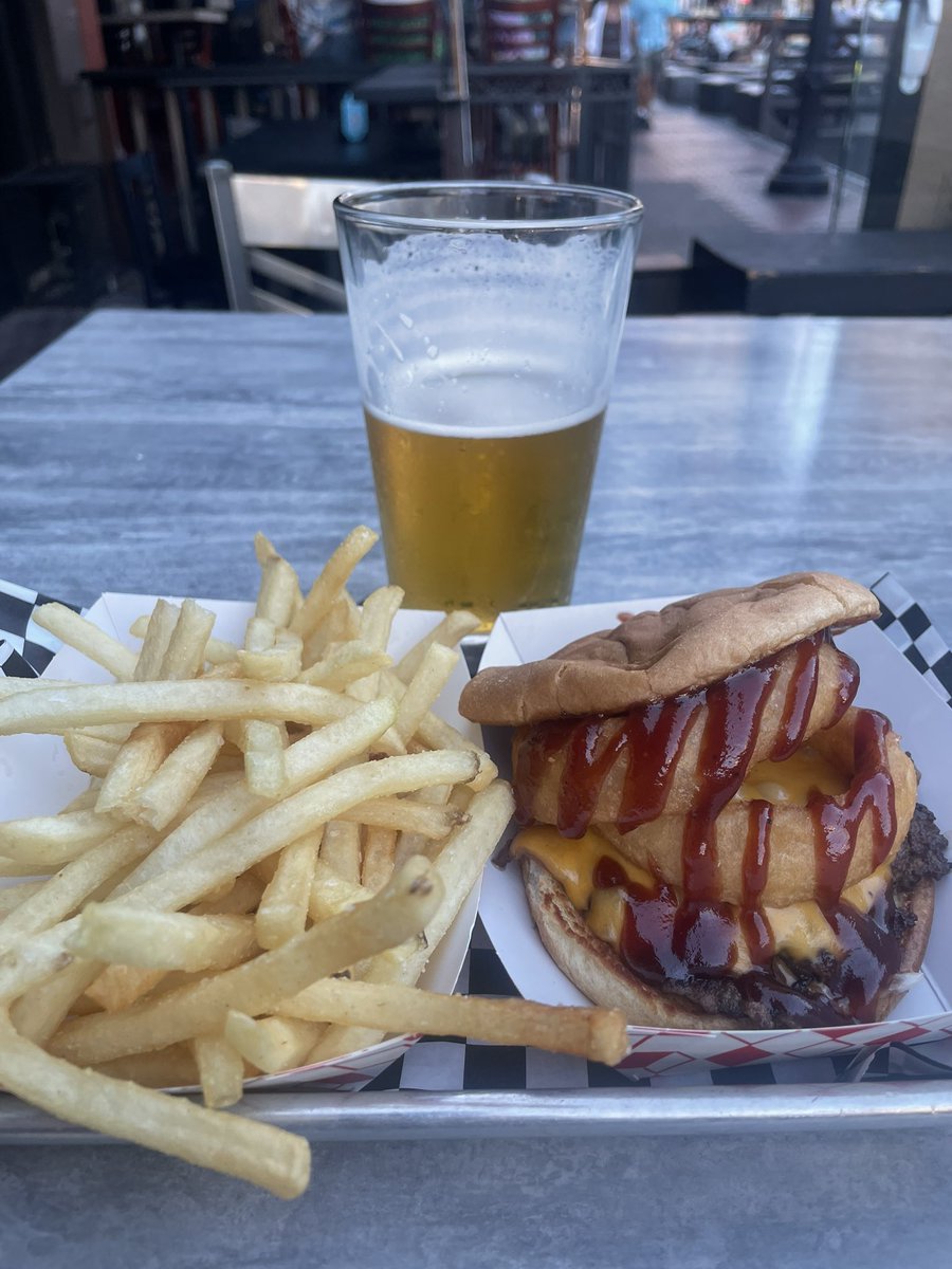 CoachHop's tweet photo. This #popup was #Legit #Metl #thefriendly ๐๐๐บ @GaslampQuarter #Saturdayvibes #neighborhoodbar #barfood #burgers #fries #beer @EaterSanDiego @eater #sdbars #sdfood ๐ https://t.co/ZKniWhYhzI