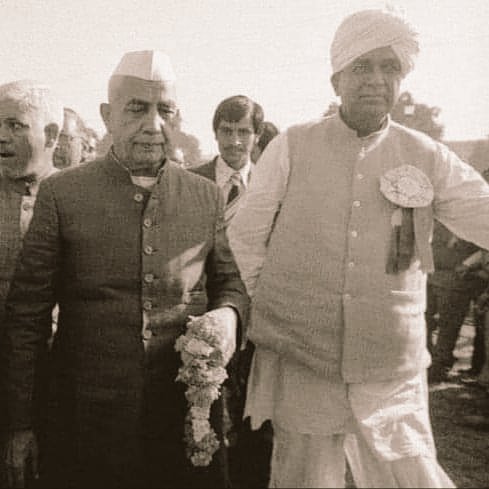 YogenderAhlawa7's tweet photo. "लोकराज लोकलाज से चलता है" - जगत ताऊ देवीलाल
किसान-मजदूरों के मसीहा, पूर्व उपप्रधानमंत्री, जननायक, ताऊ देवीलाल जी की जयंती पर उन्हें सादर नमन 🇮🇳🙏🏻 , राष्ट्रीय लोकदल किसानों के सम्मान में
#chdevilal #chaudharydevilal #taudevilal https://t.co/8f9RNAnfqC