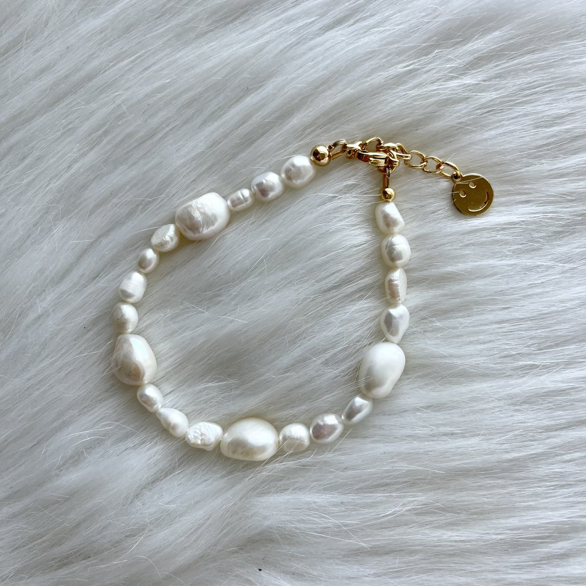 ROSIER_Jewelry's tweet photo. 18K Gold Plated × Pearl Bracelet🤍   - 18k Plated Gold Stainless Steel - Smile Face Charm - Fresh Water Pearl  - Waterproof  
🛍SHOP NOW
https://t.co/J4kOJqar75

#bracelet #goldbracelet #stonebracelet #goldjewelry #18kgold #pearlbracelet #ゴールドアクセ #ジュエリー https://t.co/lJMckf2hqL