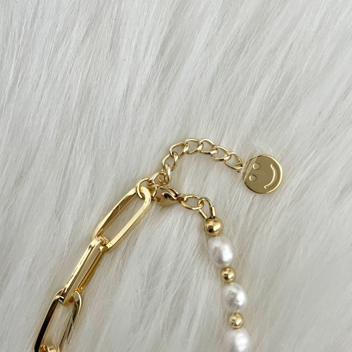 ROSIER_Jewelry's tweet photo. 18K Gold Plated × Pearl Bracelet 🤍   - 18k Plated Gold Stainless Steel - Smile Face Charm - Fresh Water Pearl  - Paperclip Chain 

🛍SHOP NOW
https://t.co/SBhc0wRk7z

#bracelet #goldbracelet #stonebracelet #goldjewelry #18kgold #pearlbracelet #ゴールドアクセ #ジュエリー https://t.co/fWXJa6CfSi