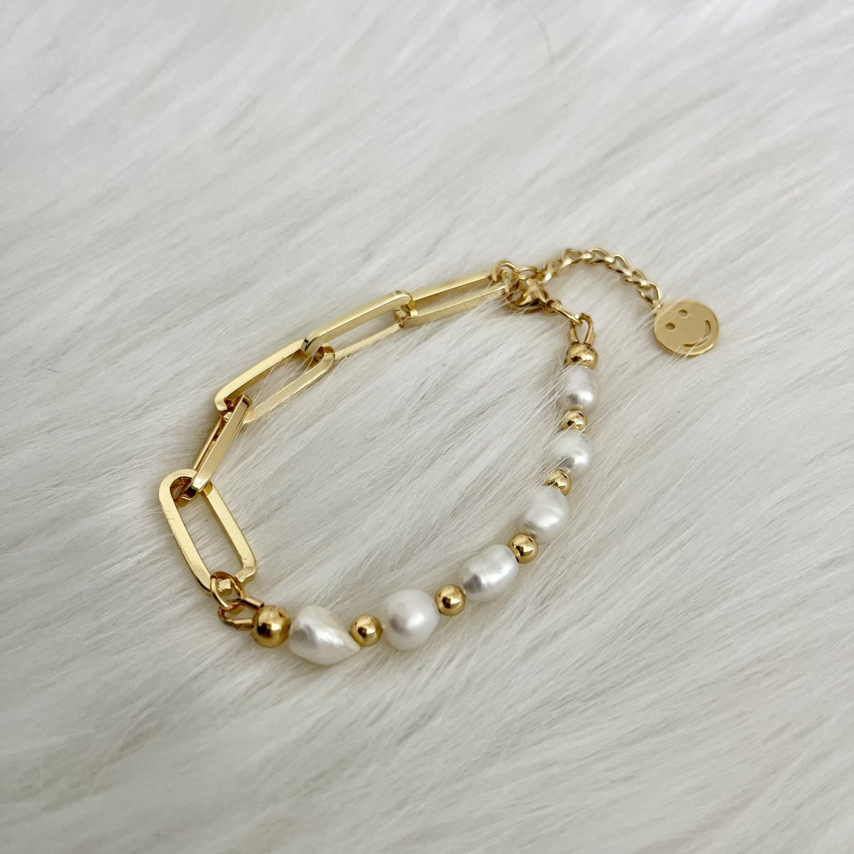 ROSIER_Jewelry's tweet photo. 18K Gold Plated × Pearl Bracelet 🤍   - 18k Plated Gold Stainless Steel - Smile Face Charm - Fresh Water Pearl  - Paperclip Chain 

🛍SHOP NOW
https://t.co/SBhc0wRk7z

#bracelet #goldbracelet #stonebracelet #goldjewelry #18kgold #pearlbracelet #ゴールドアクセ #ジュエリー https://t.co/fWXJa6CfSi