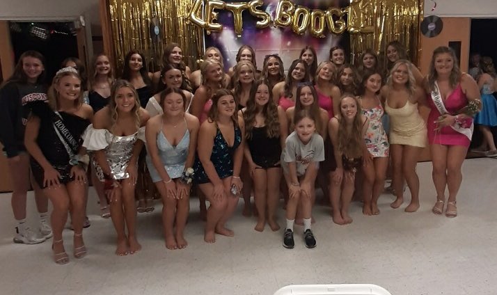 rbhsvball's tweet photo. From sweaty to stunning, these Musketeers are gorgeous inside and out! ❤️🏐 So glad to wrap up 🪩 #disco #HOCO2022  with this traditional pic 📸 Congrats 👑Aubrey #redbud132 https://t.co/srydbBj2Np