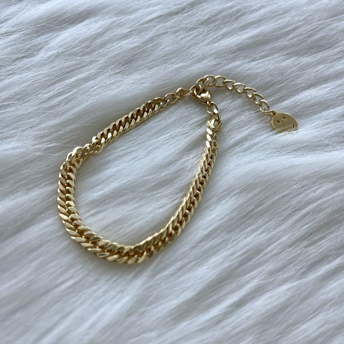 ROSIER_Jewelry's tweet photo. 18K Gold Plated Bracelet 🧡   - 18k Plated Gold Stainless Steel - Smile Face Charm - Curb Chain - Waterproof 

🛍SHOP NOW
https://t.co/rgjpJVNMB6

#bracelet #goldbracelet #stonebracelet #goldjewelry #18kgold #curbchainbracelet #ゴールドアクセ #ジュエリー https://t.co/NsmzqxxzT2