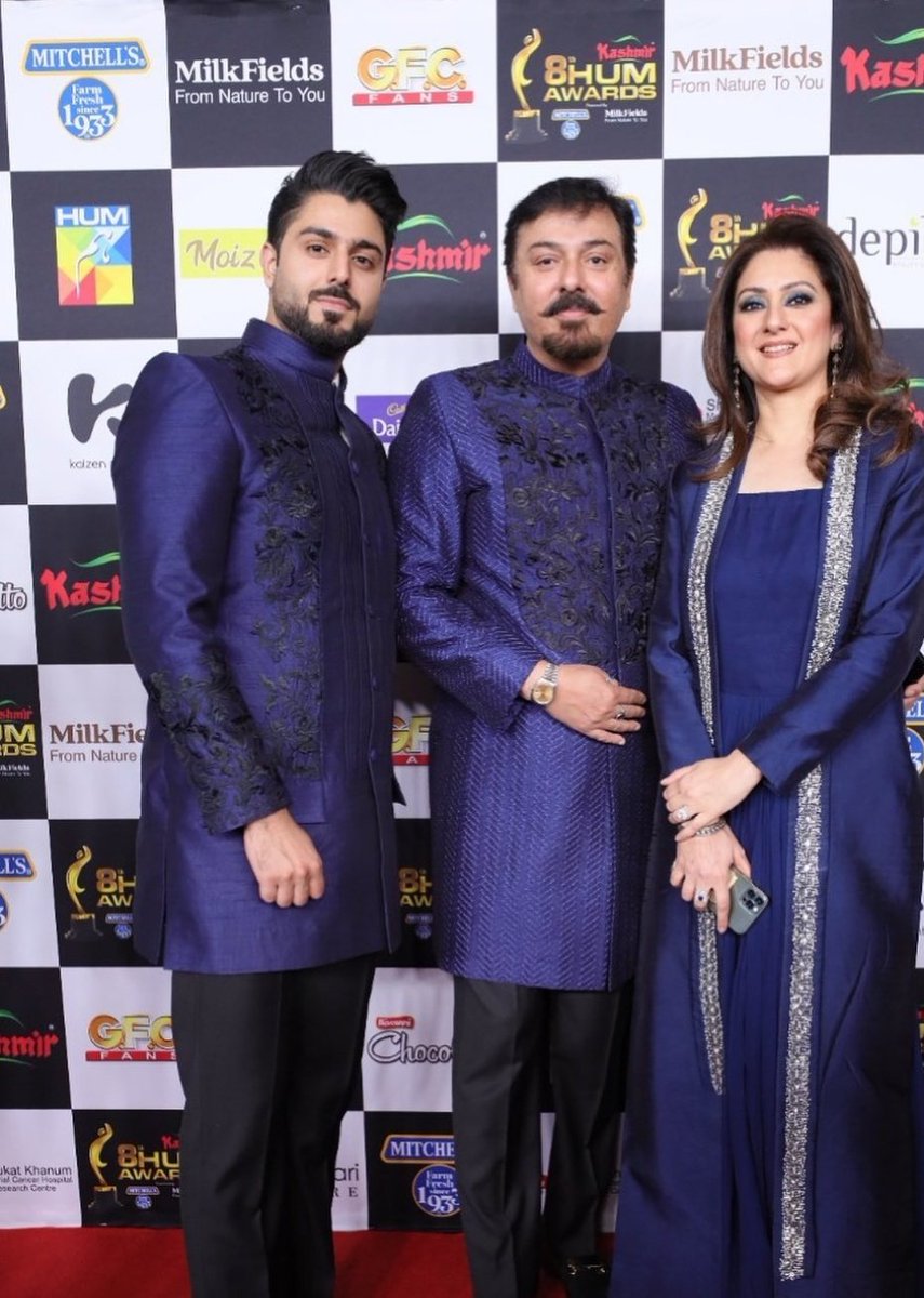 thestyleforward's tweet photo. Beautiful family of #NaumanIjaz all posing at the red carpet of 
#HUMAwards #8thHUMAwards #HUMTV #HUMPR #AwardsShow https://t.co/WtqiKg2kEx