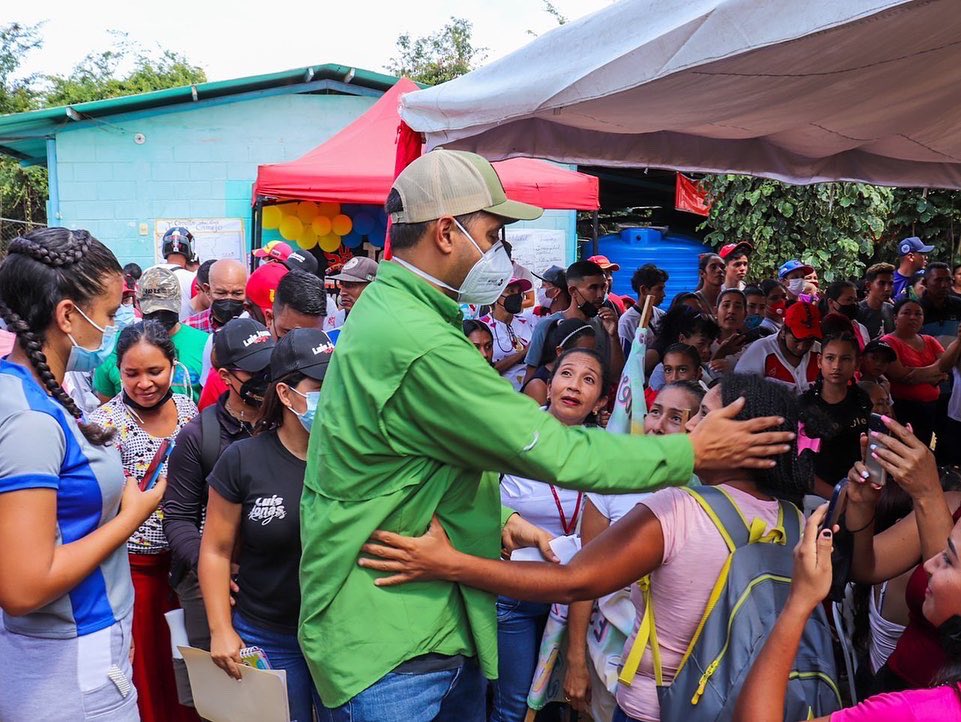 LuisJonasReyes's tweet photo. Desde la hermosa, combativa y consecuente parroquia Tamaca activamos una jornada con todas las instancias de Gobierno entregando ayudas sociales, kit deportivos, mercados solidarios, medicinas, entre otros aportes atendiendo 300 familias. https://t.co/Lfjy5vHUA6