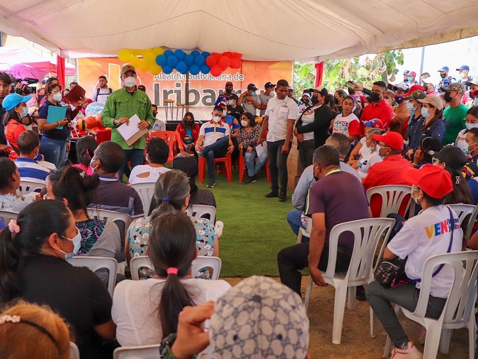 LuisJonasReyes's tweet photo. Desde la hermosa, combativa y consecuente parroquia Tamaca activamos una jornada con todas las instancias de Gobierno entregando ayudas sociales, kit deportivos, mercados solidarios, medicinas, entre otros aportes atendiendo 300 familias. https://t.co/Lfjy5vHUA6