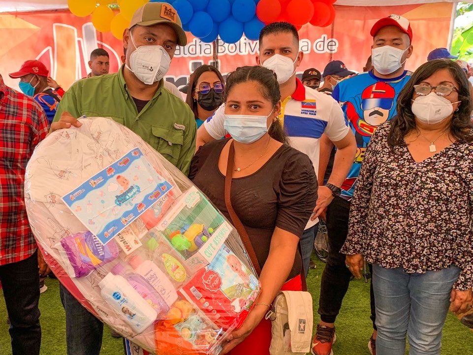 LuisJonasReyes's tweet photo. Desde la hermosa, combativa y consecuente parroquia Tamaca activamos una jornada con todas las instancias de Gobierno entregando ayudas sociales, kit deportivos, mercados solidarios, medicinas, entre otros aportes atendiendo 300 familias. https://t.co/Lfjy5vHUA6