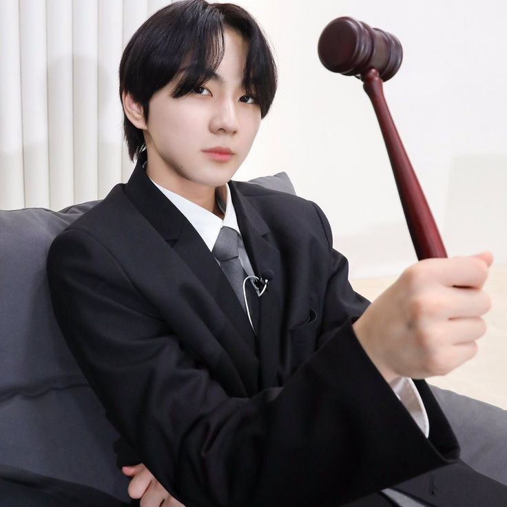 jungwonieverse's tweet photo. our jungwon practicing law 👨‍⚖️ https://t.co/nmSHG2Lr1k