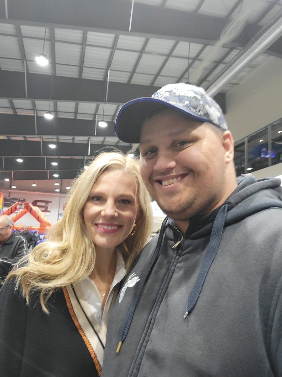 Moosefan4892's tweet photo. @saraorlesky Thanks for stopping for a photo with me Sara. #JetsFanFest @NHLJets @ManitobaMoose https://t.co/mS16UhASXy