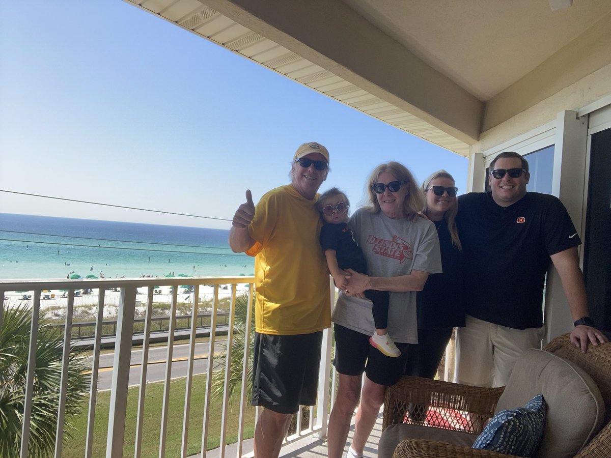 pjcary65's tweet photo. Thank you @Jimcbug for letting us tag along for Mackenzie’s first beach vacation! https://t.co/EKv0ZCzxyF